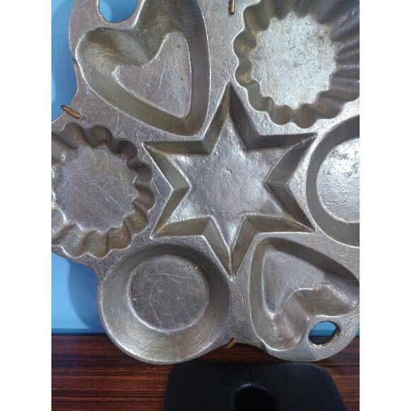 Vintage Cast Aluminum Baking Mold 9” X 8” Hanging Star Hearts Circles - Picture 4 of 15